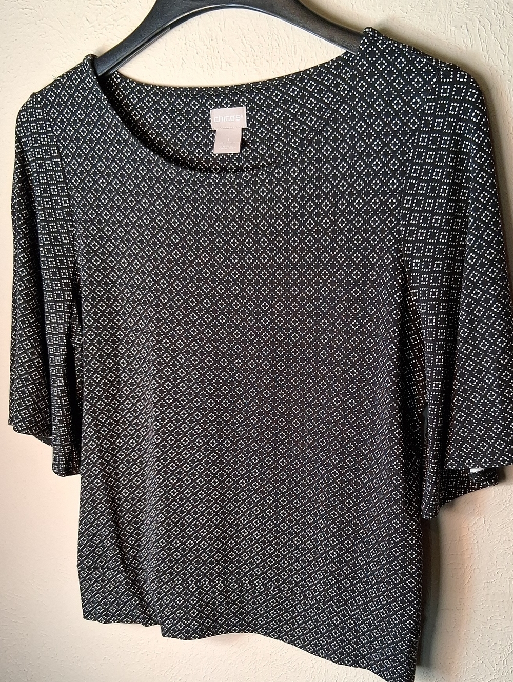 Chico's Black & White Geometric Scoop Neck Short Sleeve Top